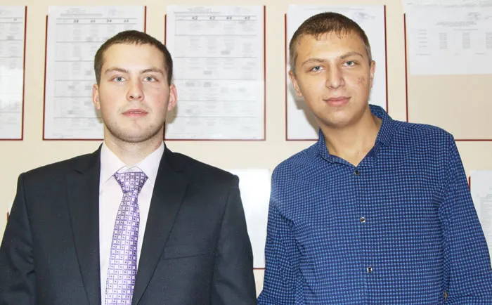 Председатель совета общежития и староста группы Антон Логунов (справа) и Павел Кравченко, возглавляющий дружину охраны правопорядка, гордятся выбором профессии. фото